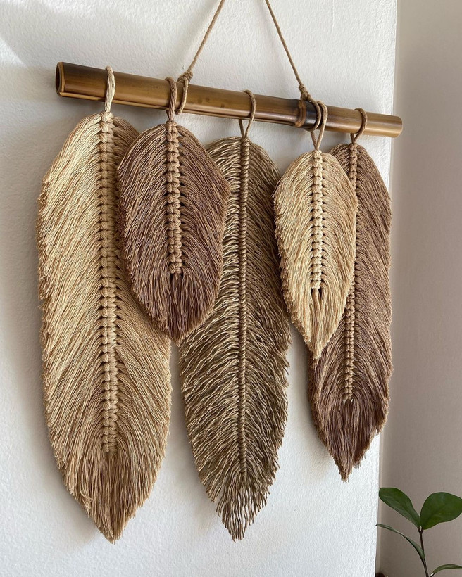 دیوار کوب مکرومه طرح برگ بلند ابعاد ۵۰در ۵۰ رنگ نسکافه ای قهوه ای شیری متناسب با سلیقه شما کد ۱۰۰۲