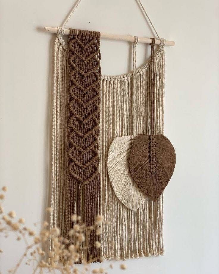 دیوارکوب مکرومه طرح برگ و قلب رنگ شیری و نسکافه ای کد ۱۰۱۷ ترکیب رنگ دلخواه شما ابعاد ۶۰ س