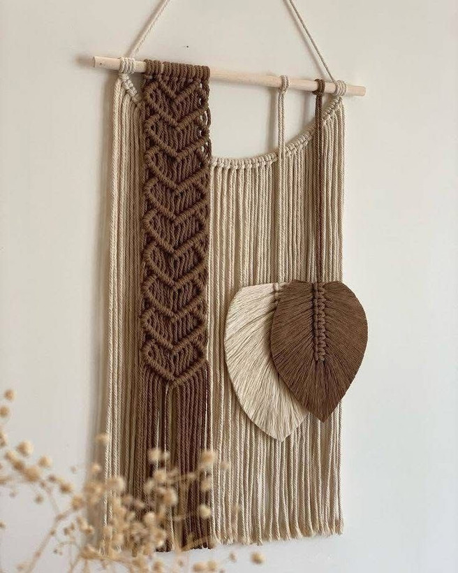 دیوارکوب مکرومه طرح برگ و قلب رنگ شیری و نسکافه ای کد ۱۰۱۷ ترکیب رنگ دلخواه شما