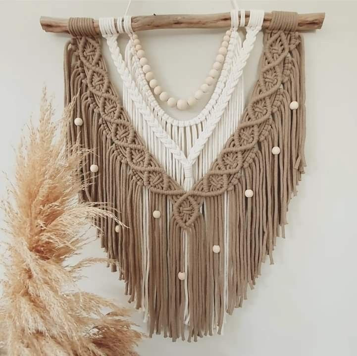 دیوارکوب مکرومه طرح لوزی مهره دار رنگ شیری نسکافه ای رنگ دلخواه شما ابعاد ۷۰ سانت کد۲۴۸۹