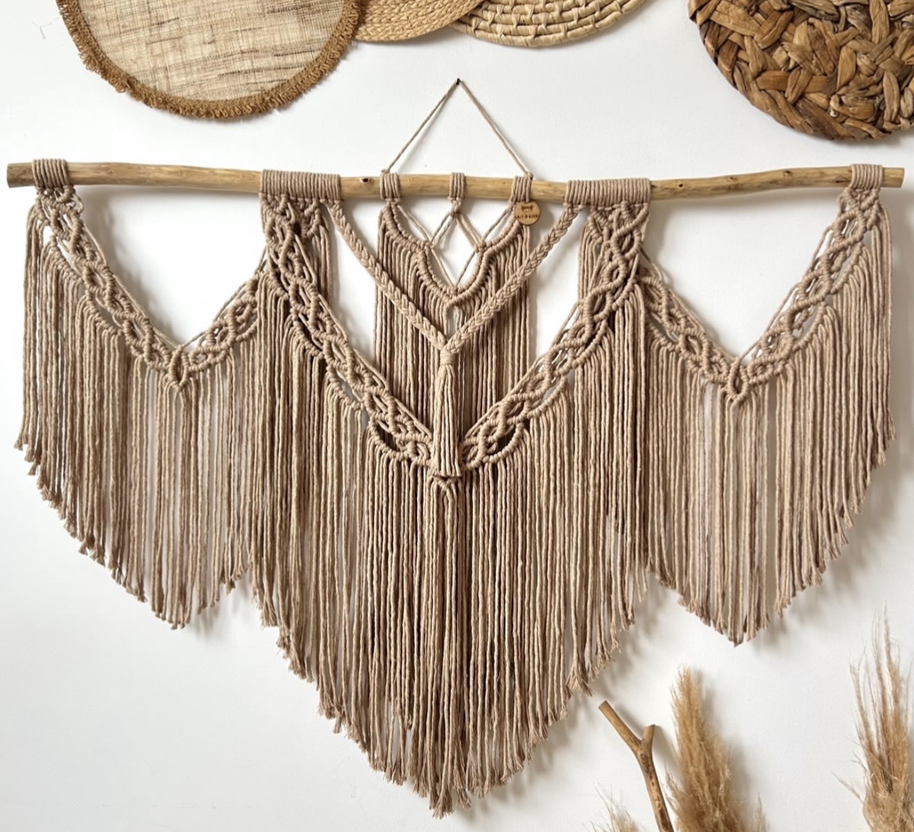 دیوارکوب مکرومه طرح بوهو رنگ نسکافه ای ابعاد ۱۳۰ رنگبه دلخواه شما ابعاد قابل تغییر کد سفارش ۱۴۳