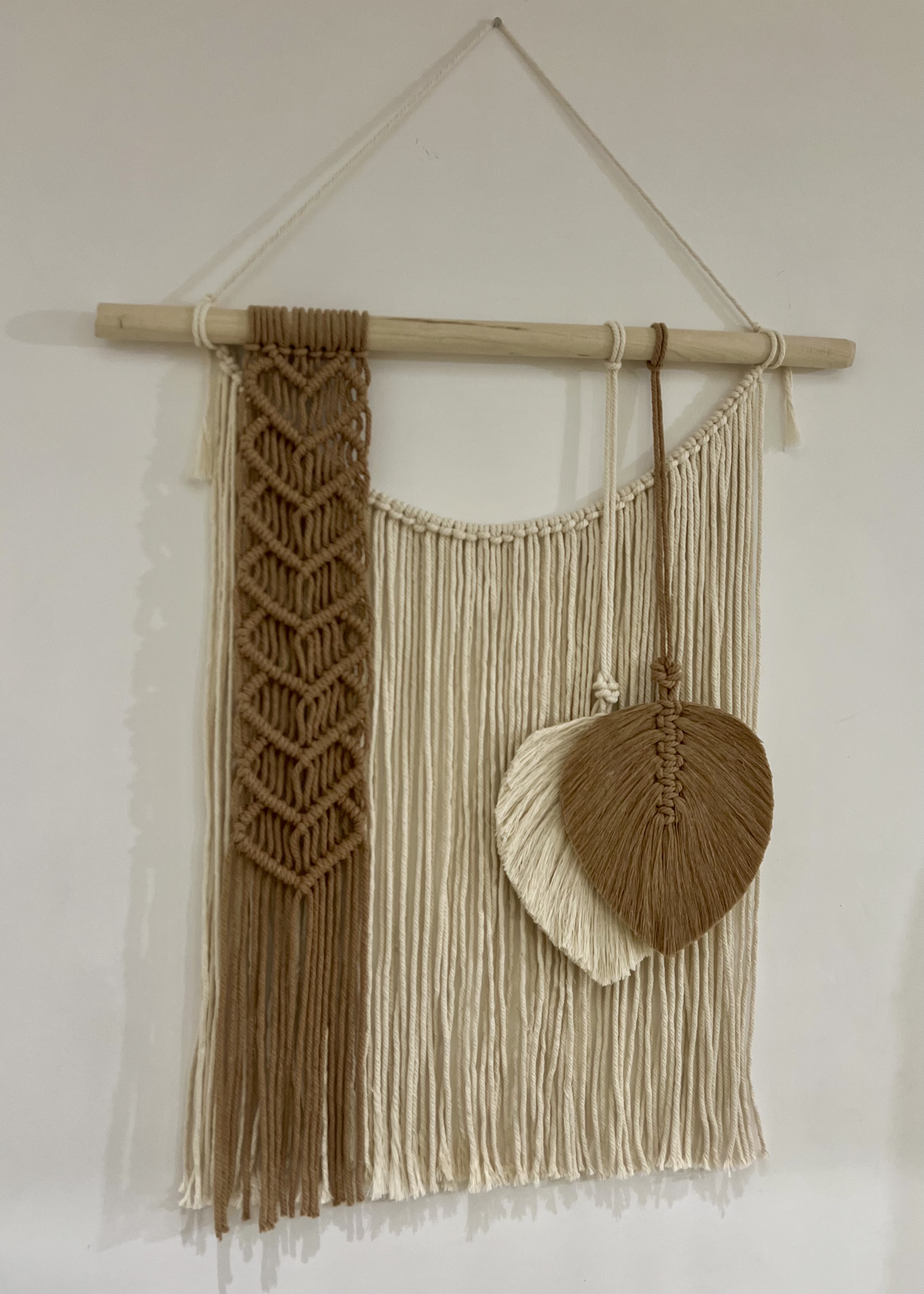 دیوارکوب مکرومه طرح برگ و قلب رنگ شیری و نسکافه ای کد ۱۰۱۷ ترکیب رنگ دلخواه شما ابعاد ۶۰ سانت در ۷۰ سانت
