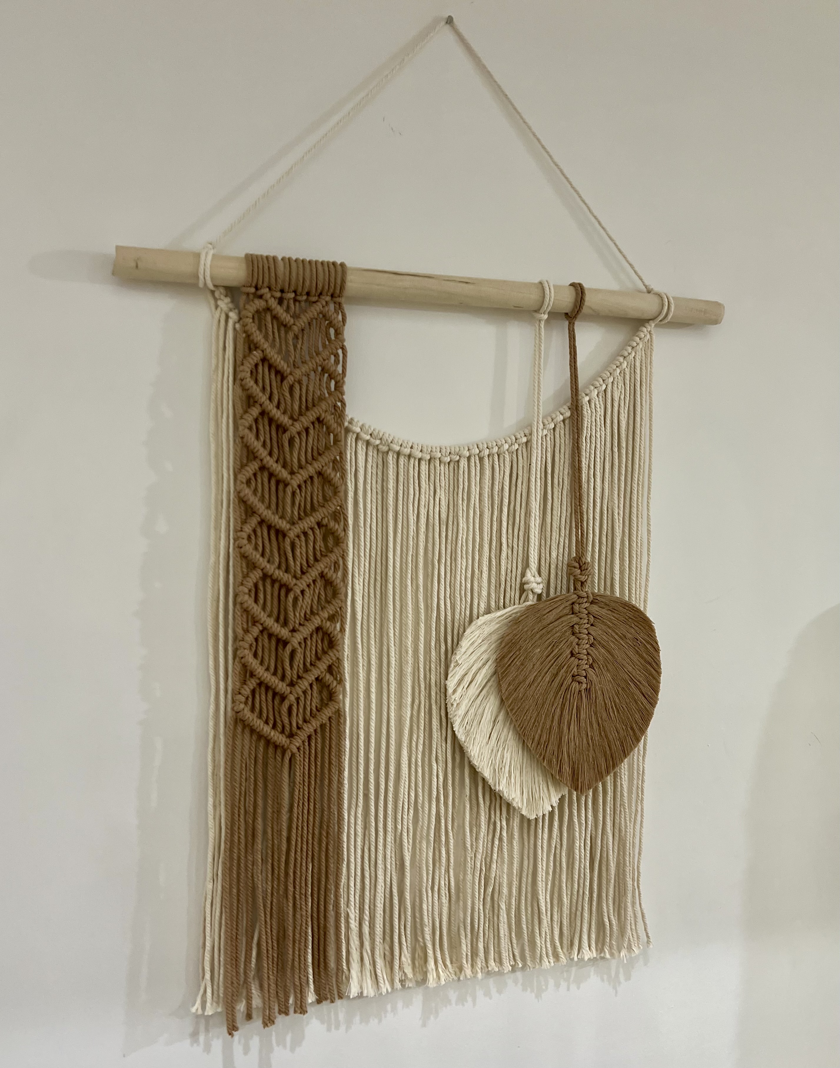 دیوارکوب مکرومه طرح برگ و قلب رنگ شیری و نسکافه ای کد ۱۰۱۷ ترکیب رنگ دلخواه شما ابعاد ۶۰ سانت در ۷۰ سانت کد سفارش۱۷