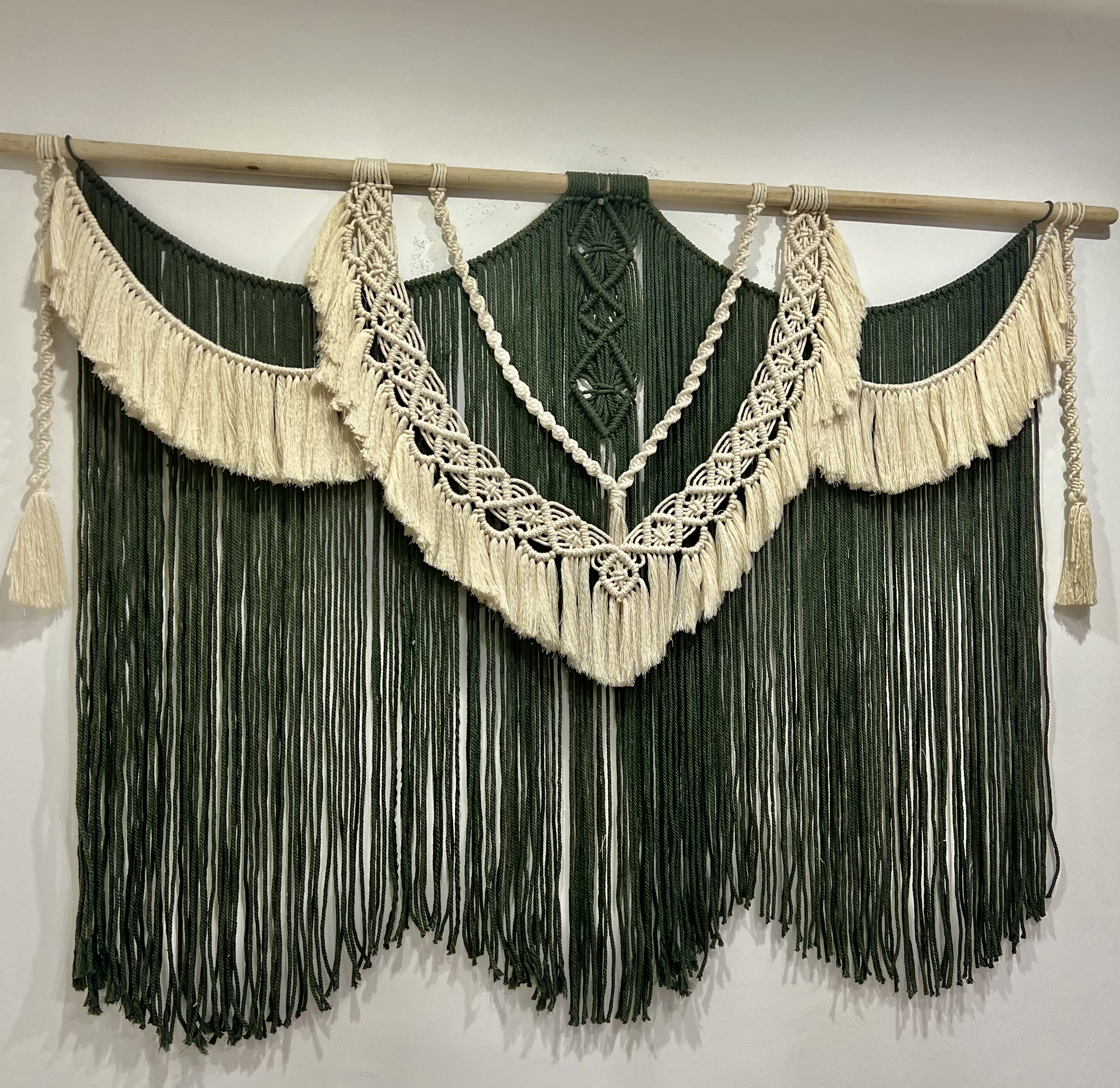 دیوارکوب مکرومه طرح بوهو رنگ شیری ابعاد ۱۵۰سانت رنگ دلخواه شما ابعاد قایل تغییر کدسفارش۱۹۴