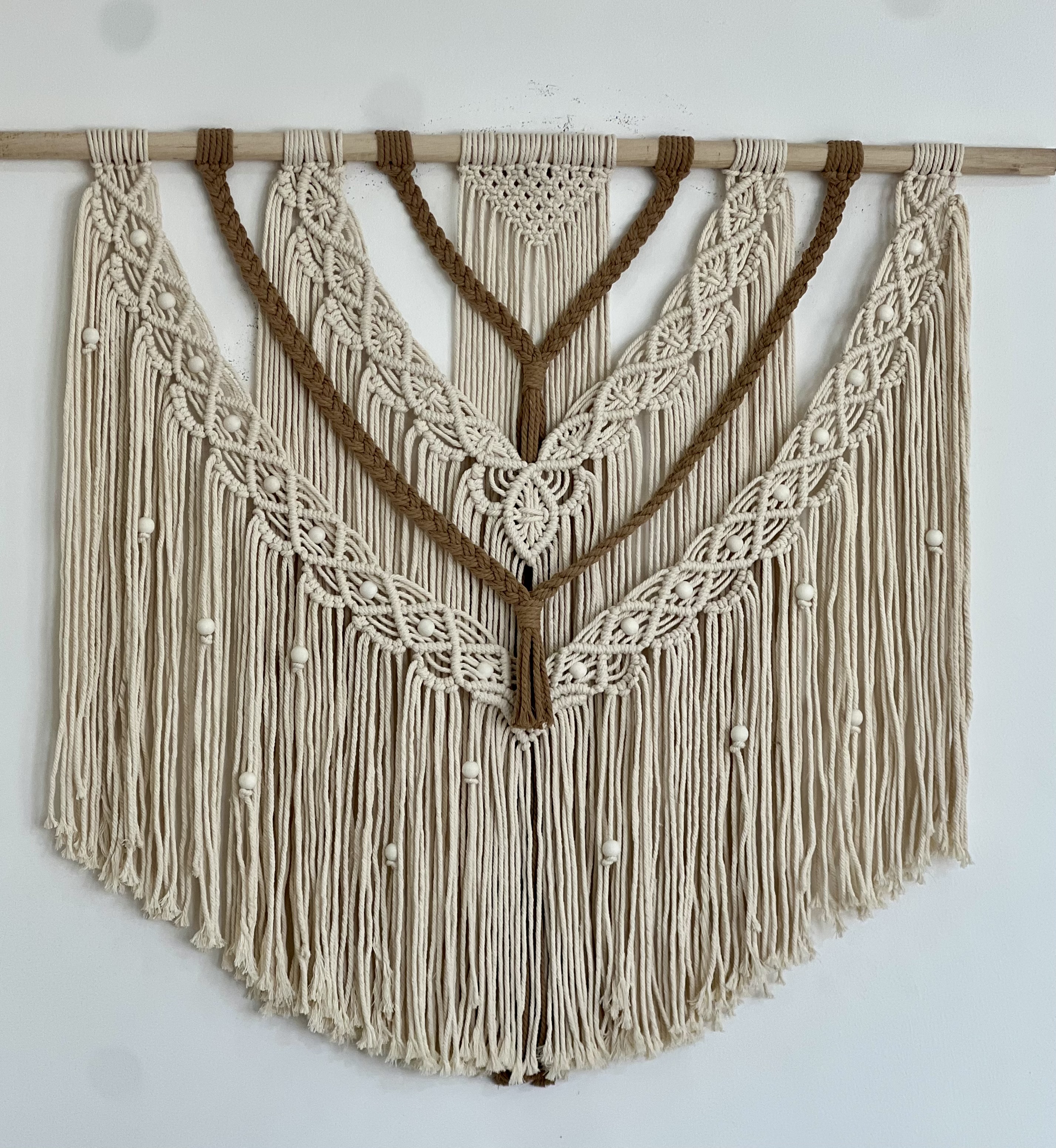 دیوارکوب مکرومه طرح لوزی رنگ شیری نسکافه ای کد ۱۴۵۵ رنگ دلخواه شما ابعاد ۹۵