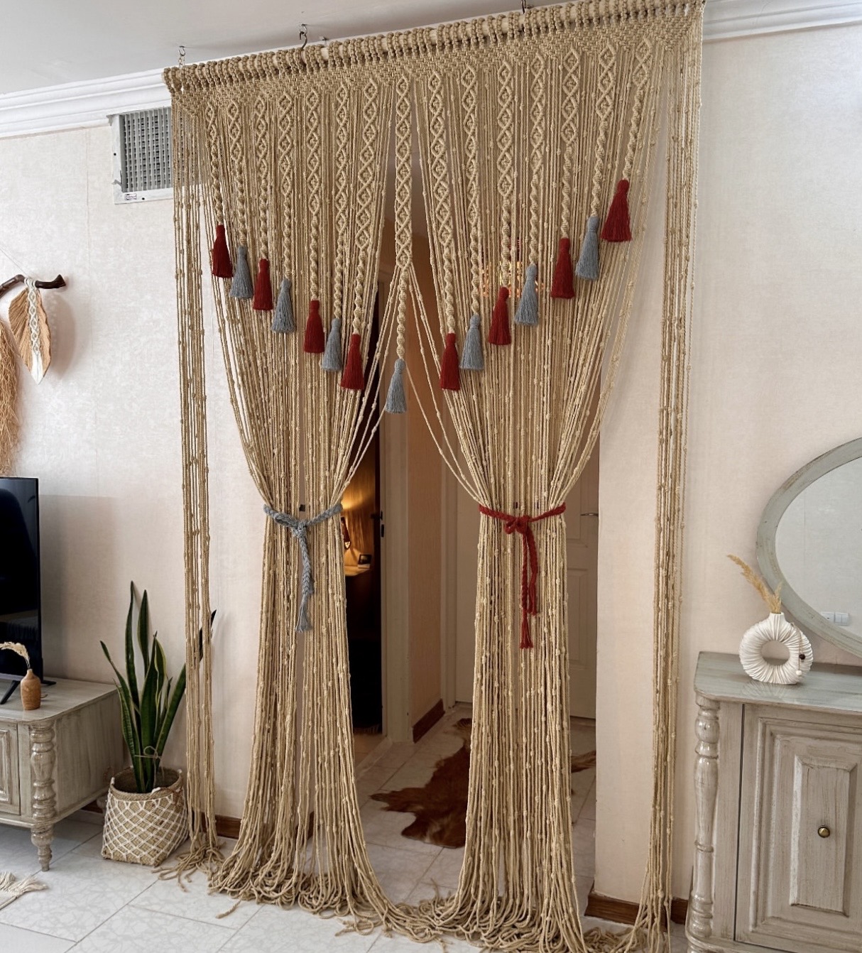 پرده مکرومه طرح لوزی  رنگ شیری نسکافه  ای ابعاد قابل تغییر کد سفارش۴۵4۸۰