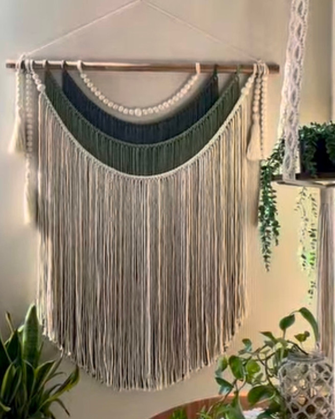 دیوارکوب مکرومه طرح لوزی مهره دار رنگ شیری نسکافه ای رنگ دلخواه شما ابعاد ۷۰ سانت کد۲۴